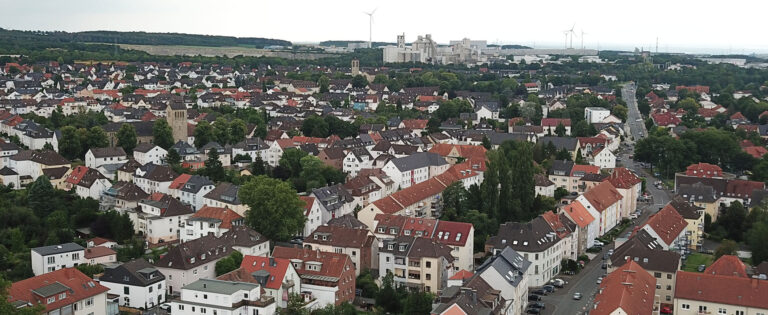 Drohnenaufnahme der Südstadt in Paderborn mit Blick auf Wohnhäuser, Straßen und Kirchturm im Zentrum.