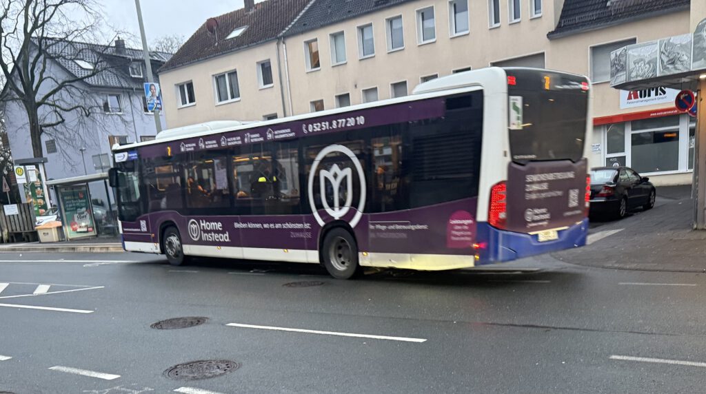„Bus der Linie 7 an der Haltestelle Mälzerstraße in der Südstadt, aufgenommen am Abend. Szene aus dem Alltag, der für viele zur Hürde wird – weil Tariflogik Mobilität erschwert.“