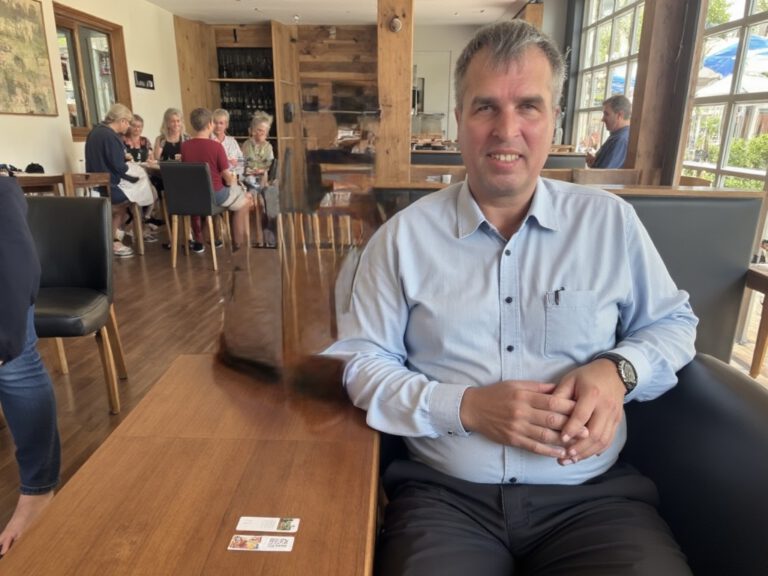 Bernd Wroblewski im Café bei einem Gespräch über Gerechtigkeit in der Südstadt.