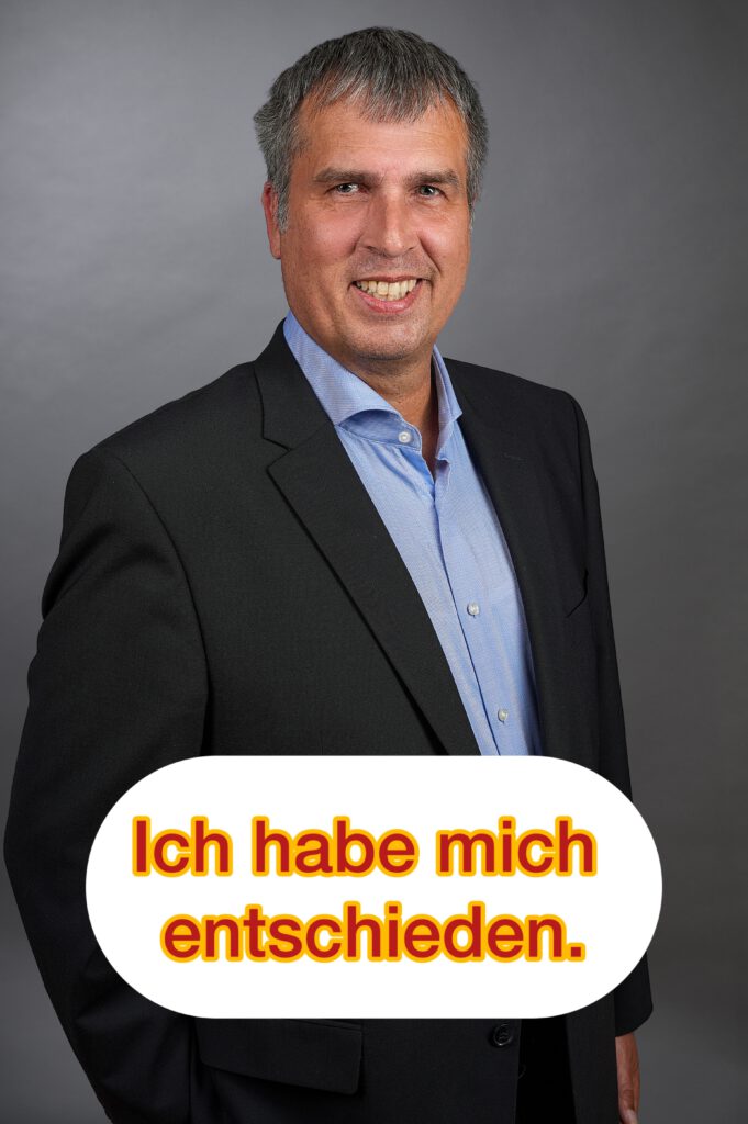 Bernd Wroblewski vor grauem Hintergrund mit dem Statement „Ich habe mich entschieden“ als Bekenntnis zur Kandidatur für den Wahlkreis 9 in der Paderborner Südstadt.
