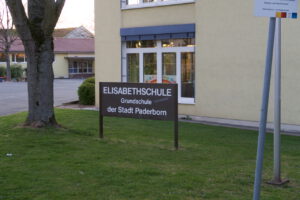 Zugang zur Elisabethschule Paderborn vom Schulhof aus – Teil der Grundschule mit OGS- und BGS-Angebot in der Südstadt.