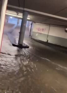 Tiefgarage an der alten Brauerei in Paderborn während Starkregenereignis vollständig überflutet