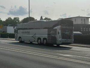 Ein Bus fährt ohne Malik – weil seine Familie sich die Klassenfahrt nicht leisten kann.