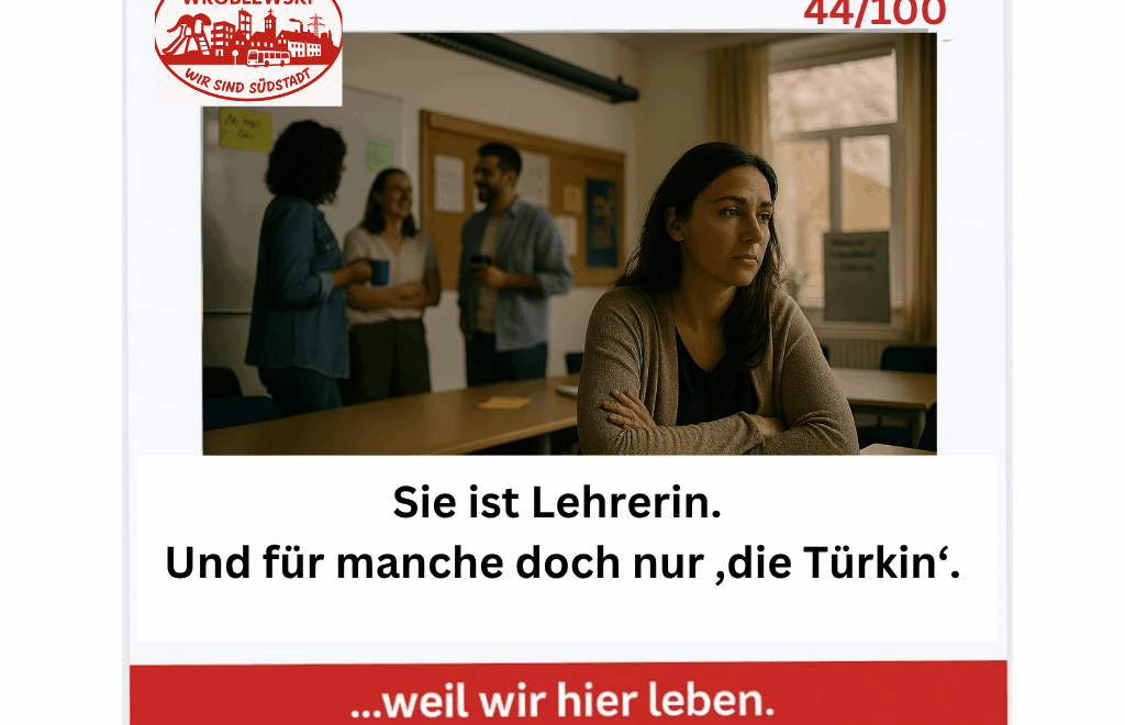 Eine Lehrerin mit nachdenklichem Blick sitzt im Lehrerzimmer – hinter ihr drei Kolleg:innen im Gespräch. Thema: Diskriminierung sichtbar machen.
