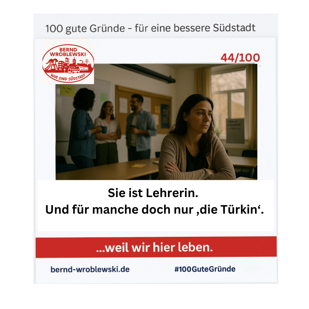 Eine Lehrerin mit nachdenklichem Blick sitzt im Lehrerzimmer – hinter ihr drei Kolleg:innen im Gespräch. Thema: Diskriminierung sichtbar machen.